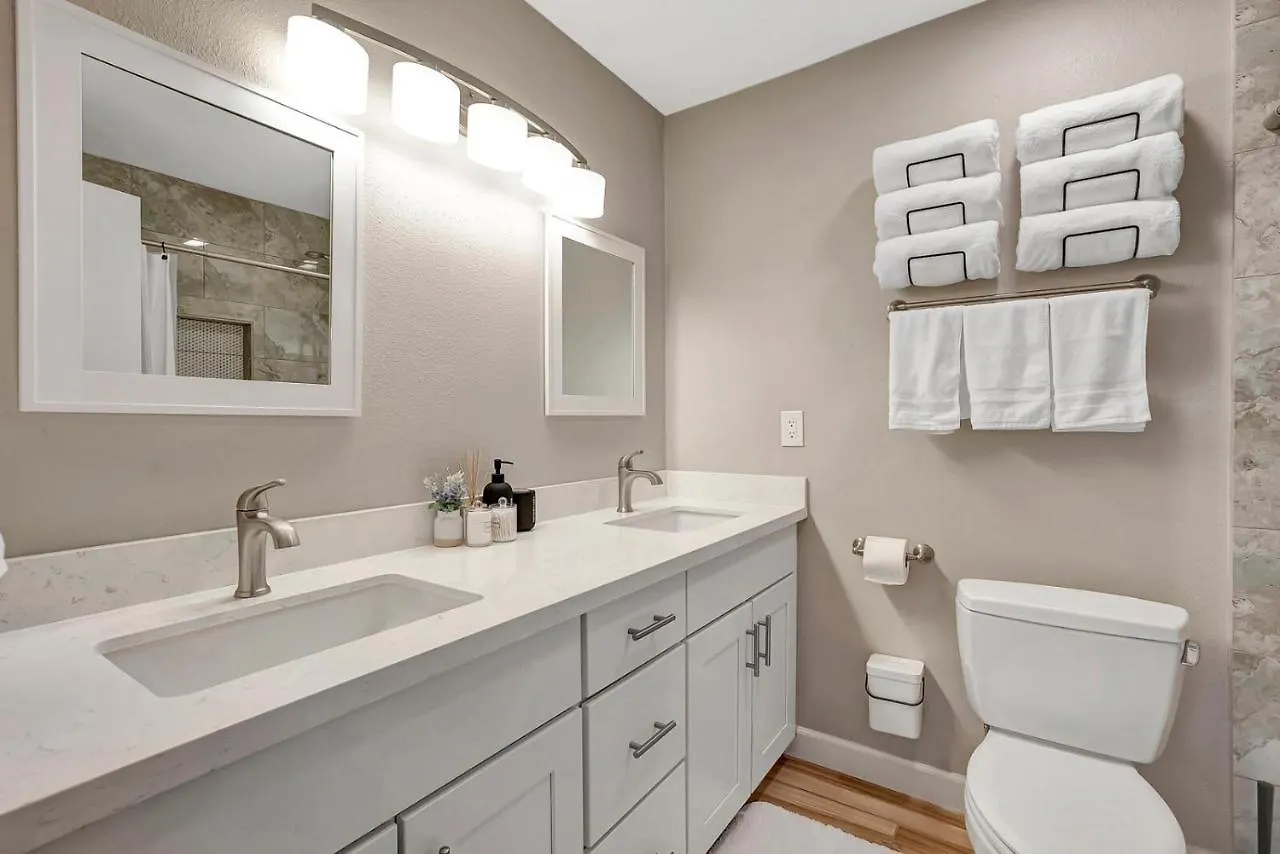 *NEW*Designer Oasis 4BDRM W/Pool/Jacuzzi/PoolTable/Mini Botanical Garden Villa Scottsdale
